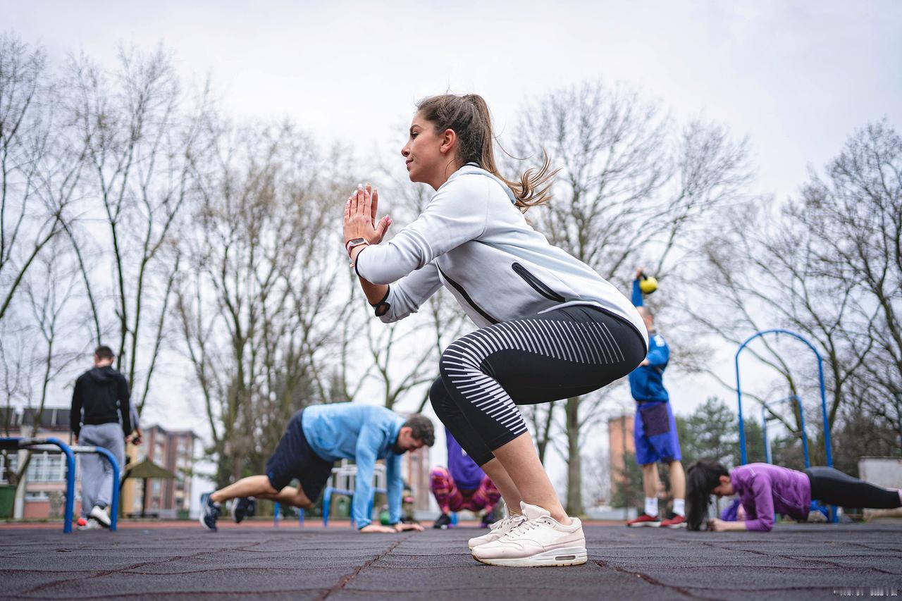 工作之余锻炼身体的方法可不少。我比较推荐上班族试试那套10分钟养生操。像“脊柱涟