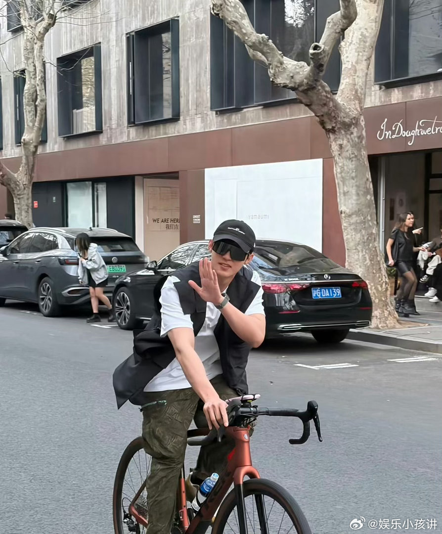 网友上海偶遇黄景瑜骑车 黄景瑜上海街头骑车喝咖啡，造型慵懒！马甲+棒球帽随性自在