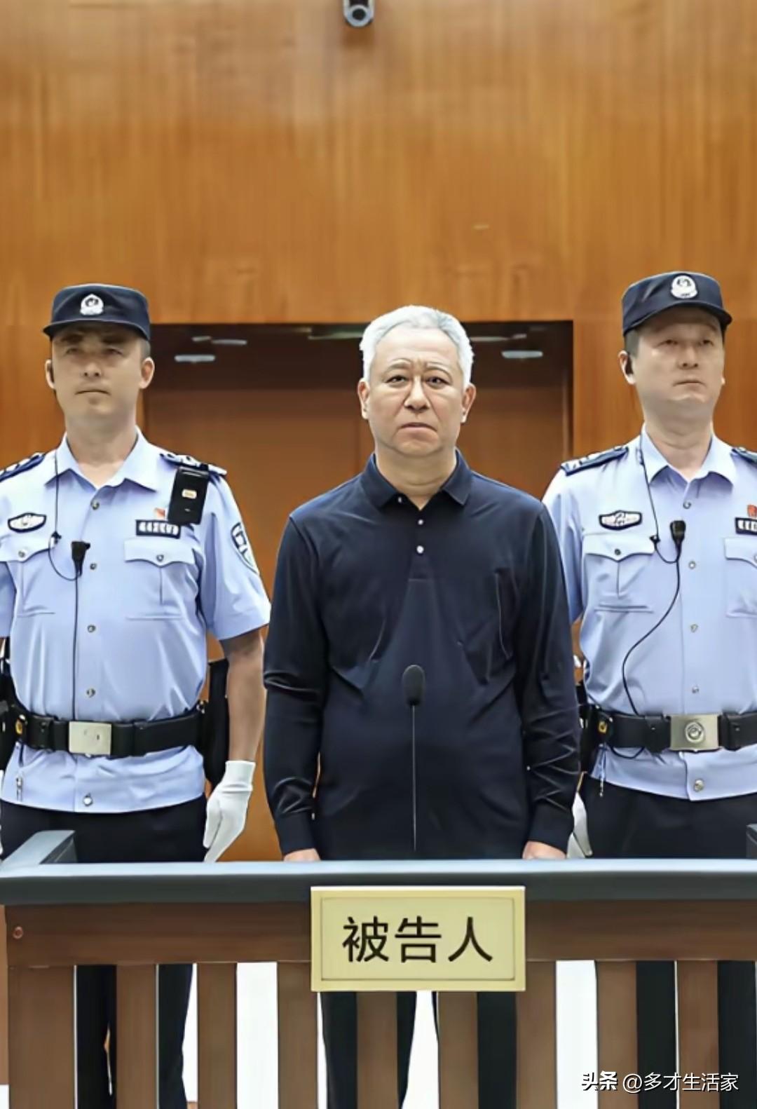 满头白头发也值了，这一辈子是多少人一辈子的合计都比不上。

许家印父子三人同日获
