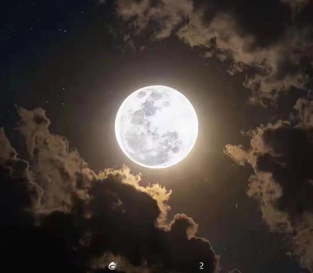 #超级月亮#超级月亮是一种新月或满月时，月亮位于近地点附近的现象。这一概念由美国