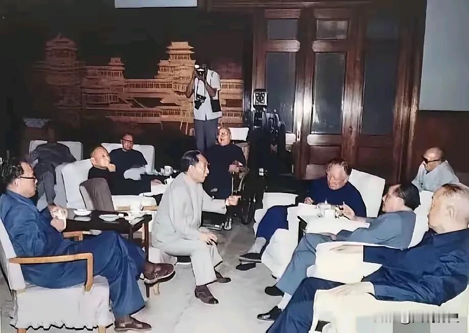 这是一张极为珍贵的老照片，在所有人中除了那个正在拍照的以外，可当时都是副国级以上