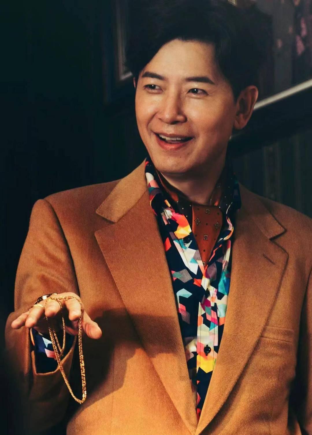 拍《繁华》前，王家卫安排试戏演员到现场，53岁的戴军准备就绪，王家卫突然说：“你