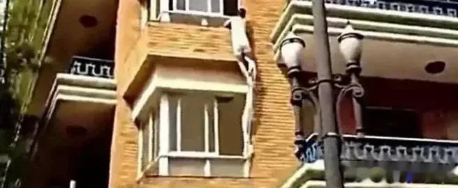 最近网上流传一个故事，说的是一个男人和爱人在爱人家里亲热，结果发现爱人的老公回家