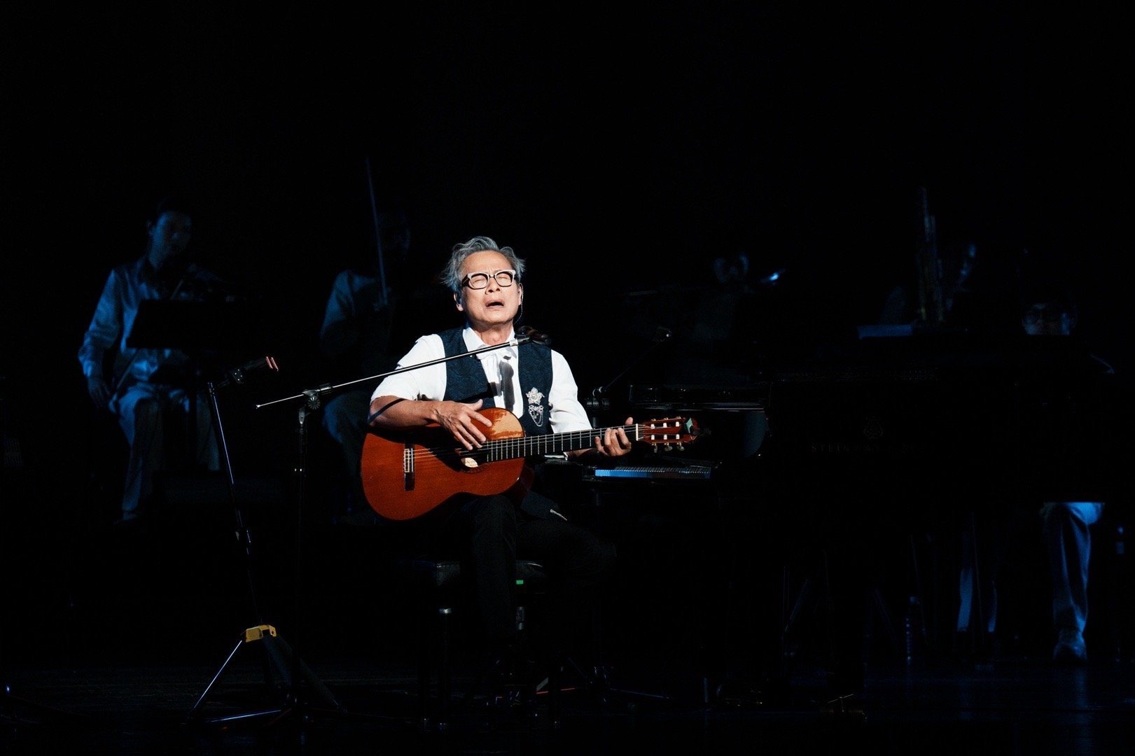 罗大佑72岁正是闯的年纪 72岁的罗大佑，站在台上依旧是那个“追梦人”。当他唱起