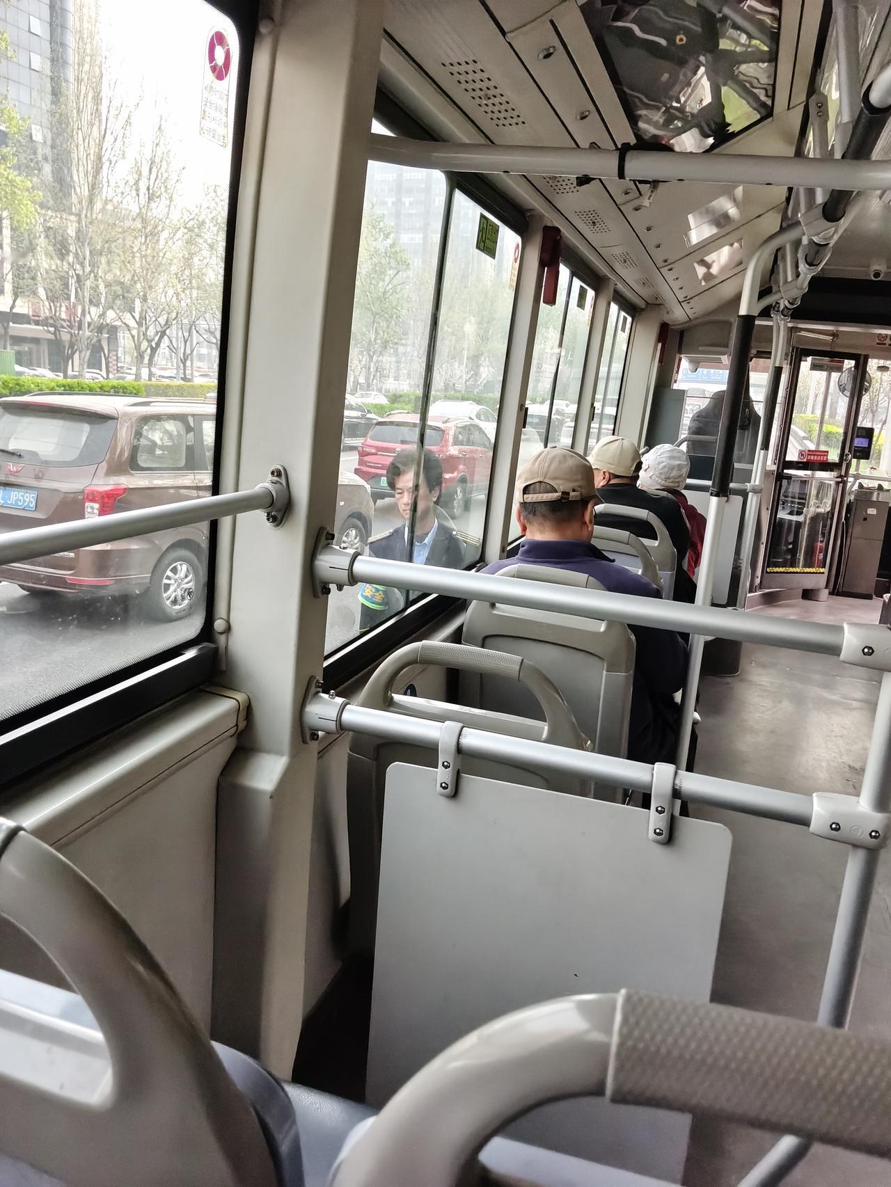 给387公交司机师傅点赞[赞][赞][赞]
早晨8点半在六里桥北坐387公交，很