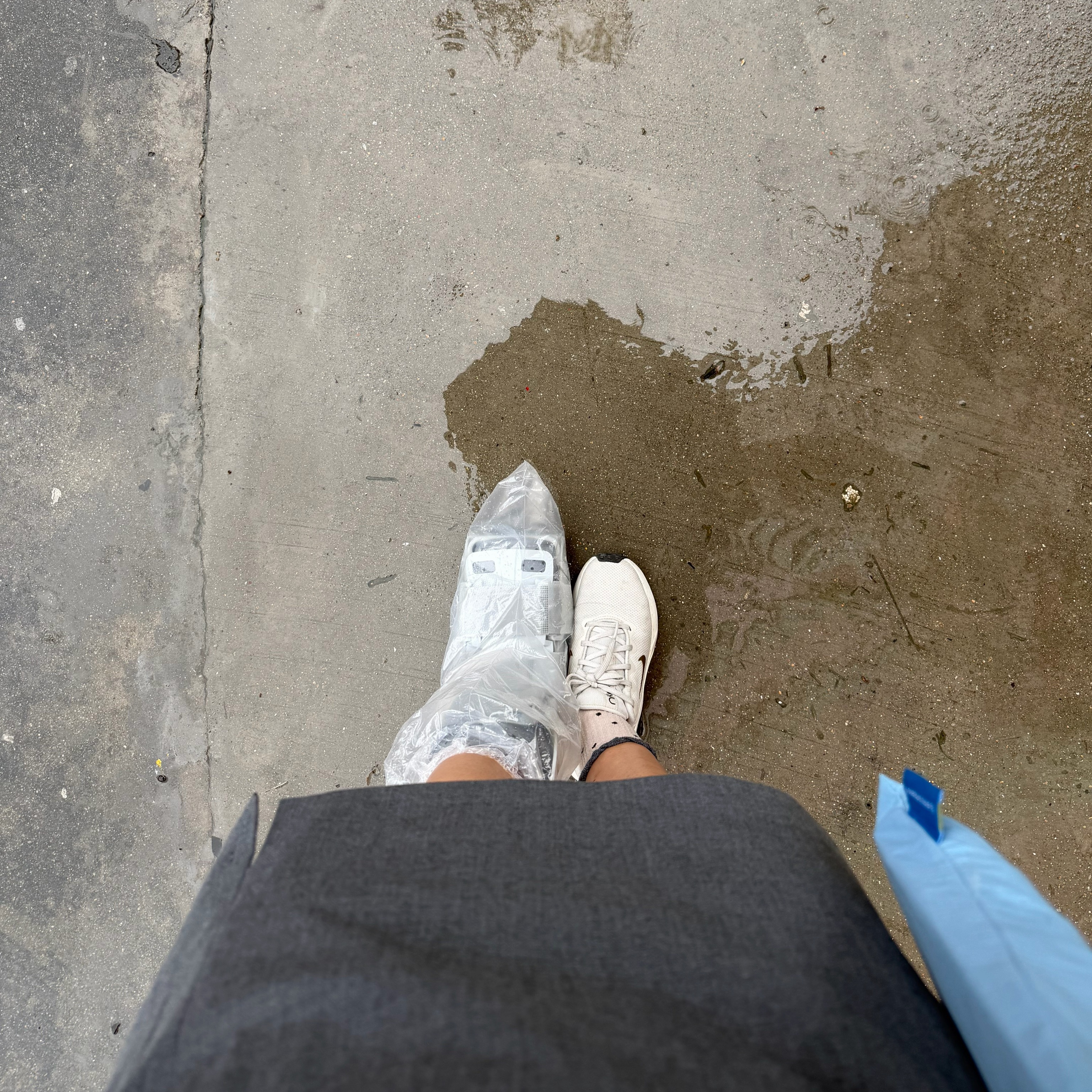 为了保护镜头买的雨靴套也是回归了它本来的功能