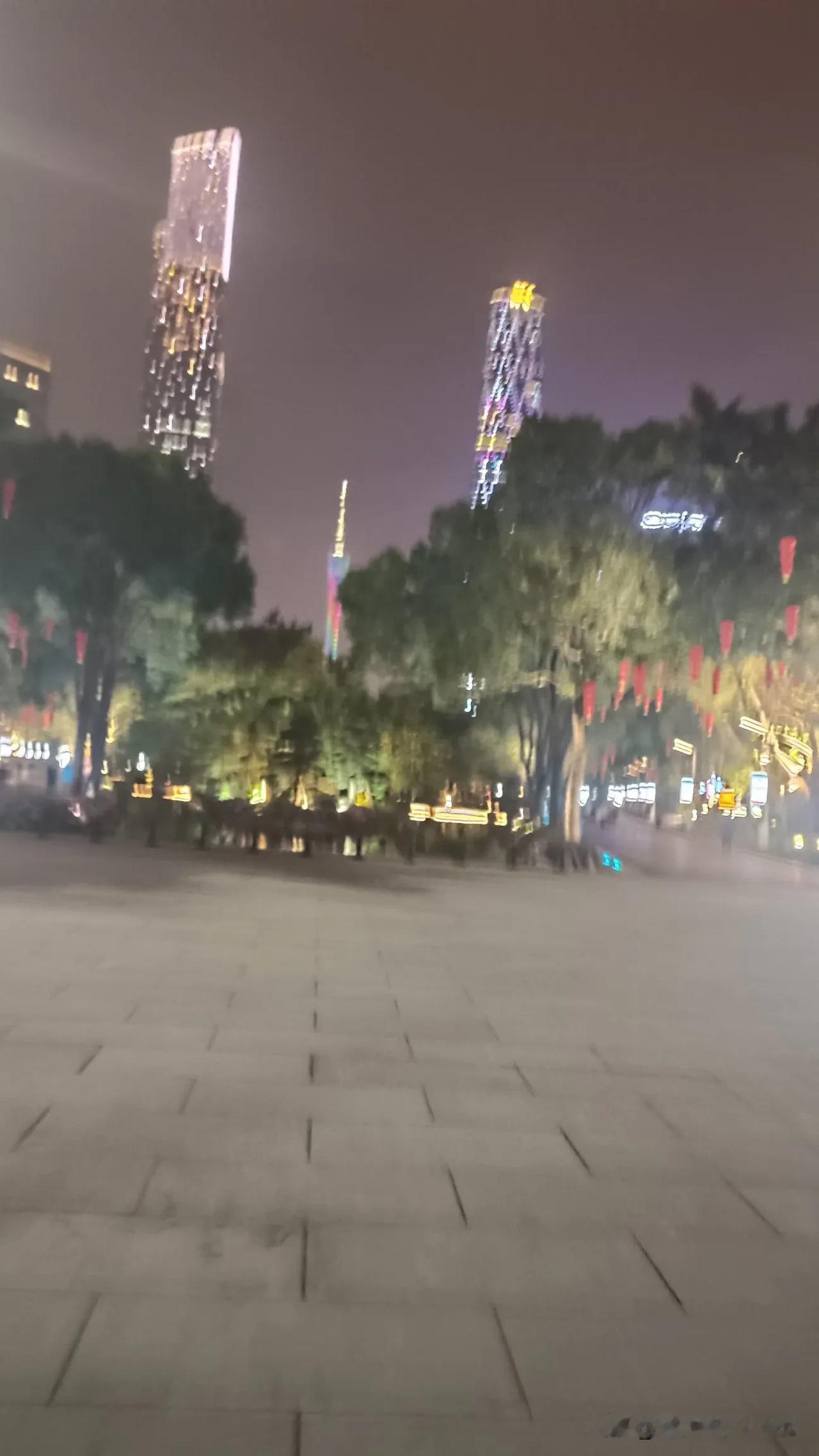 广州的夜晚，霓虹灯闪烁，可一个人一无所有时，这繁华便显得有些刺眼。
晚上23:3