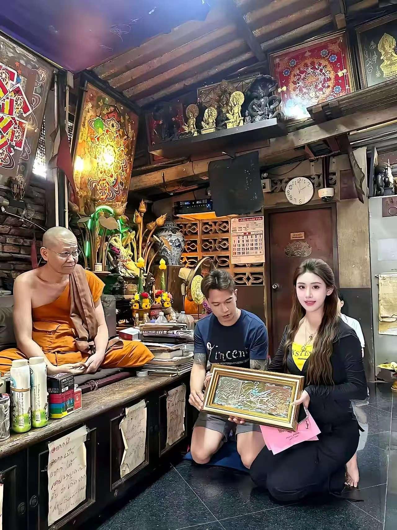 果然有问题，
这是一位博主曾经带女朋友参拜阿赞成时的照片，
博主总觉得哪里怪怪的