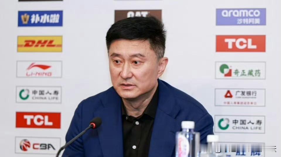 杜锋卸任广东男篮主帅，这次他真的累了。

据苏群透露，杜锋将离开广东帅位，休整一