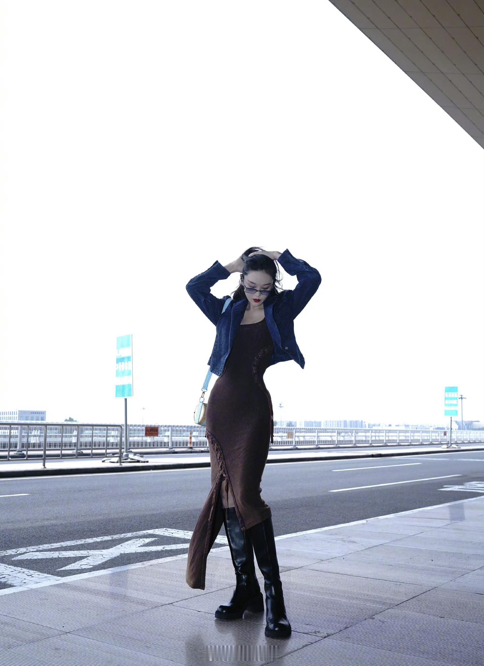 #何捷叫张馨予胖子# 这是多少人都羡慕不来的身材吧[比耶]哪里胖[摊手]​​​