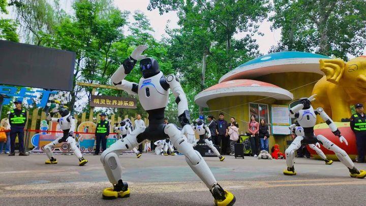 5月2日，济南动物园的机器人表演吸引了不少眼球。就在不久前，这位身着科技感盔甲的