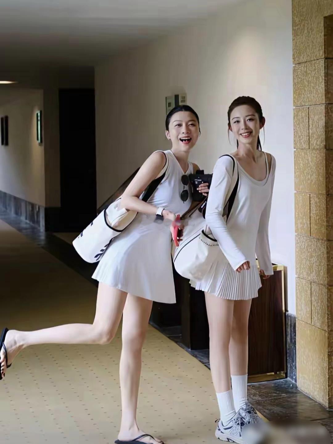 母女俩合影，谁分的清哪个是妈妈哪个是女儿? 