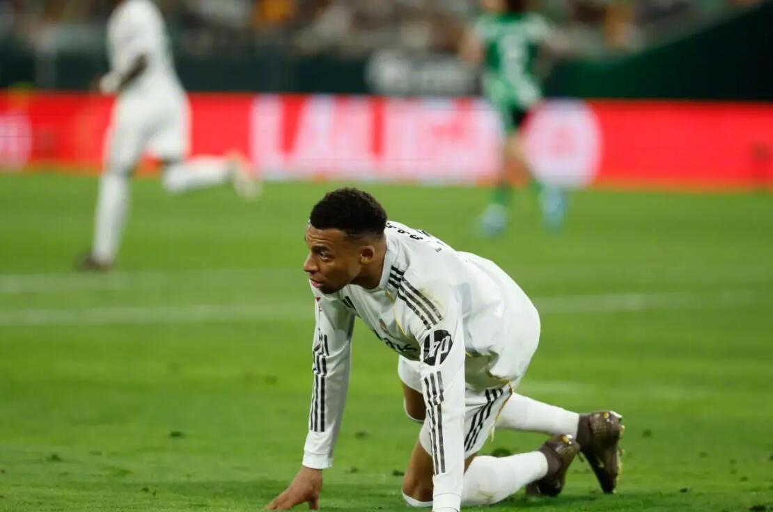 皇马官方消息，姆巴佩左腿半腱肌受伤，伤情有待进一步检查。尽管官方没有给出具体的恢