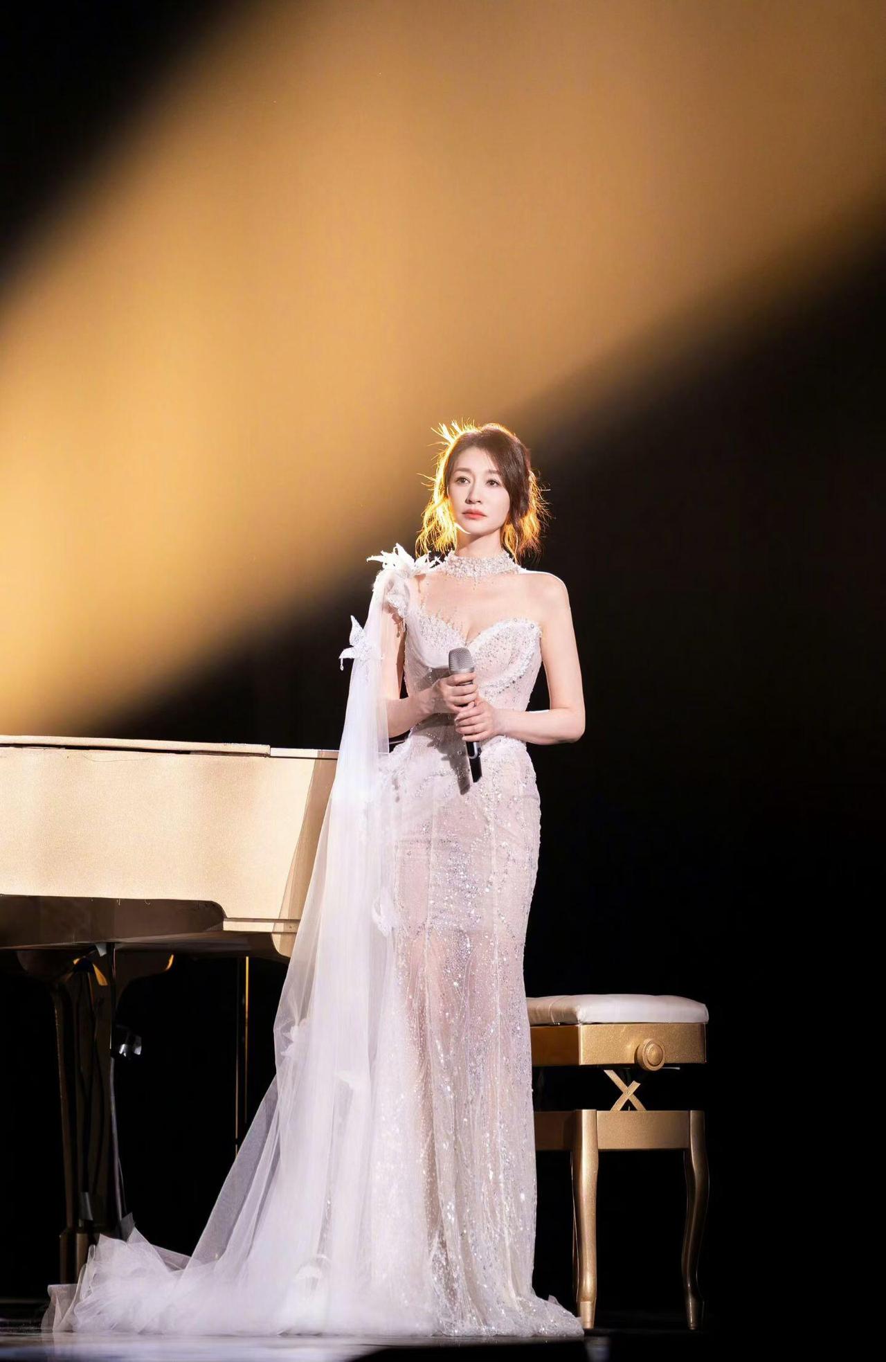 一、民国年代爆款（奠定她民国女神标签）
 
1. 《像雾像雨又像风》2000
出