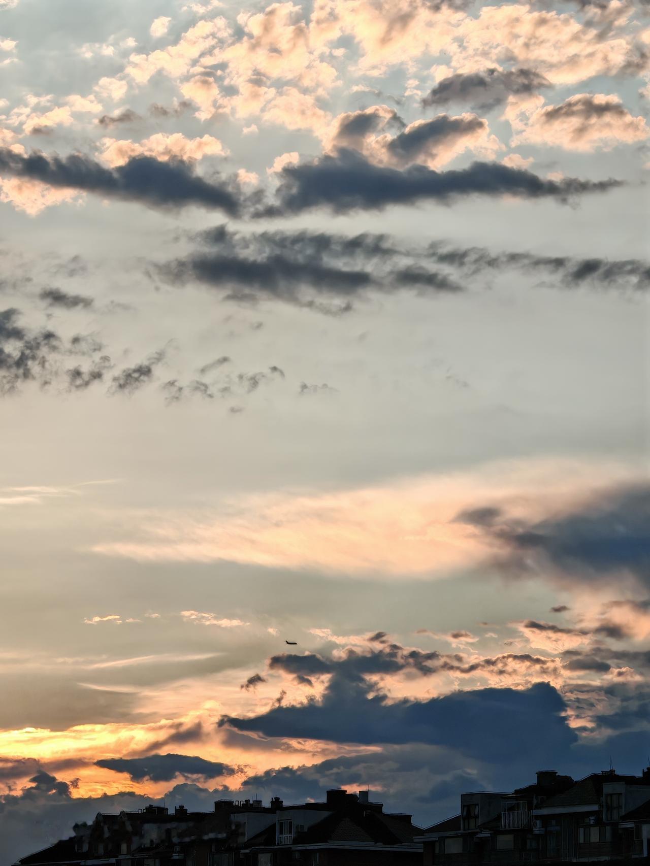 北京通州天空之城真是个宝藏打卡地，尤其是夕阳西下的时候，那天空之美绝了！
前几天