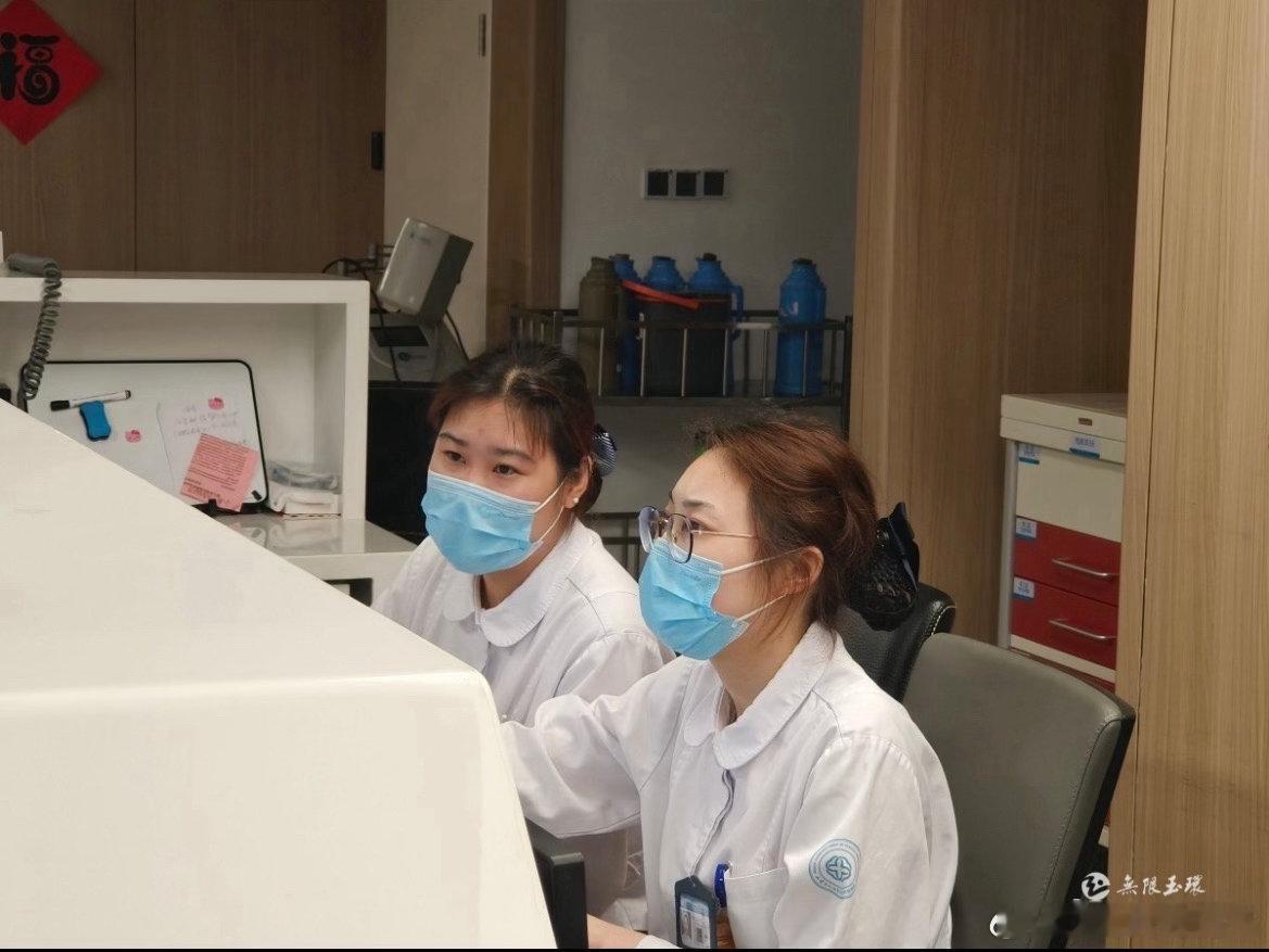 玉环双胞胎姐妹护士九年的温暖与守护玉环市人民医院双胞胎护士姐妹，自同窗入职相守九