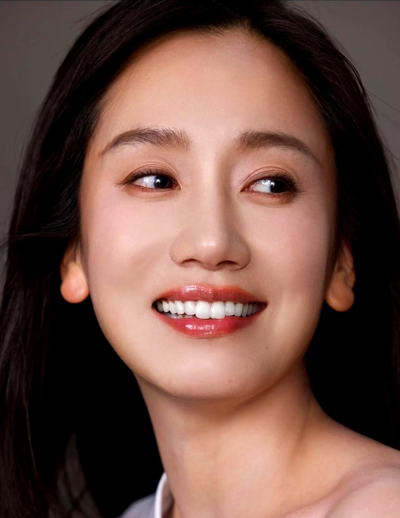 演了19年戏，董晴红过的角色比她本人有名多了。
 
《最好的我们》的贝塔被观众记