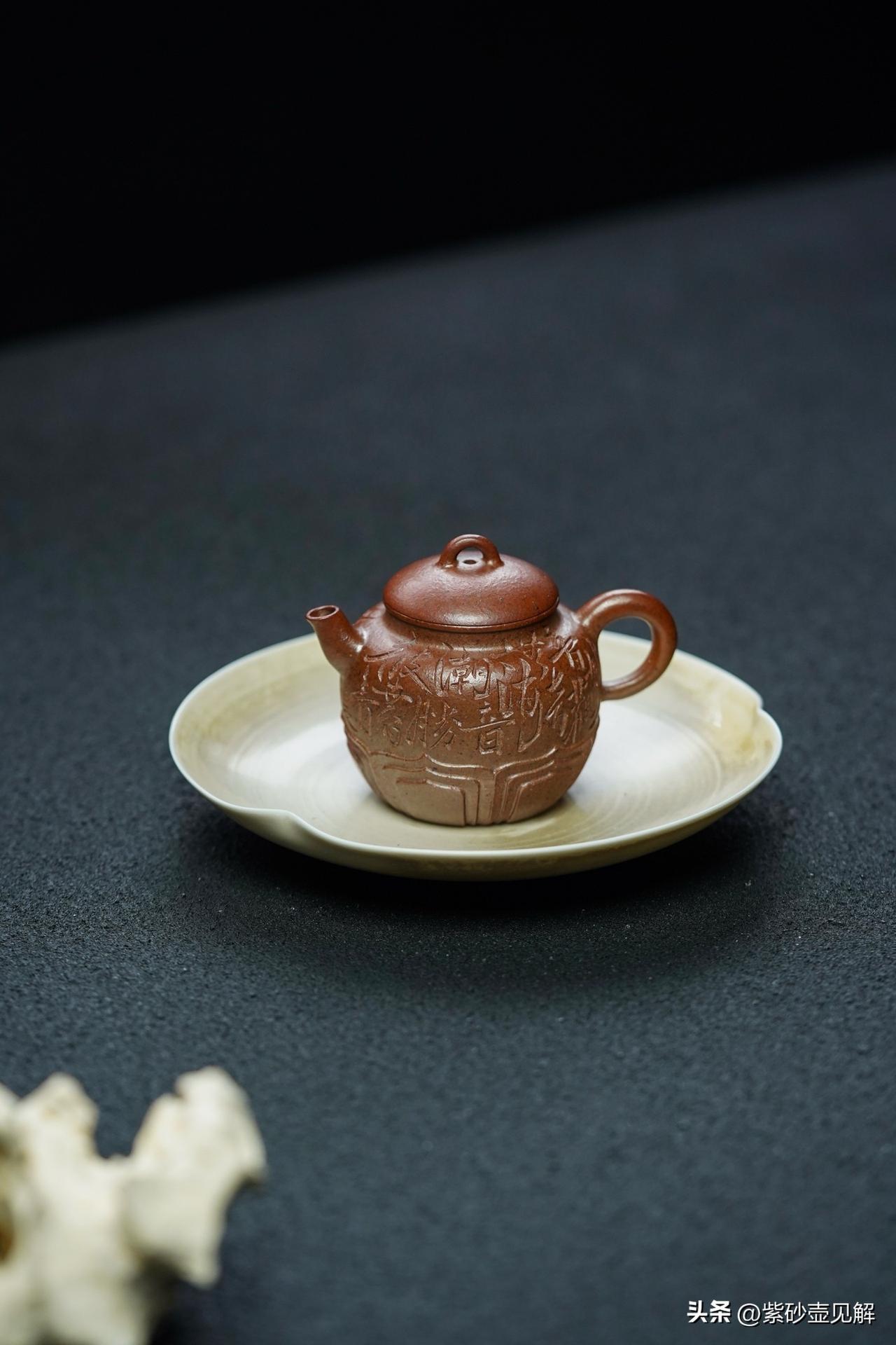 　紫砂泥是砂和土的混合体。砂为骨，土为肉，土包裹着砂。砂是由石英颗粒、硅酸盐颗粒