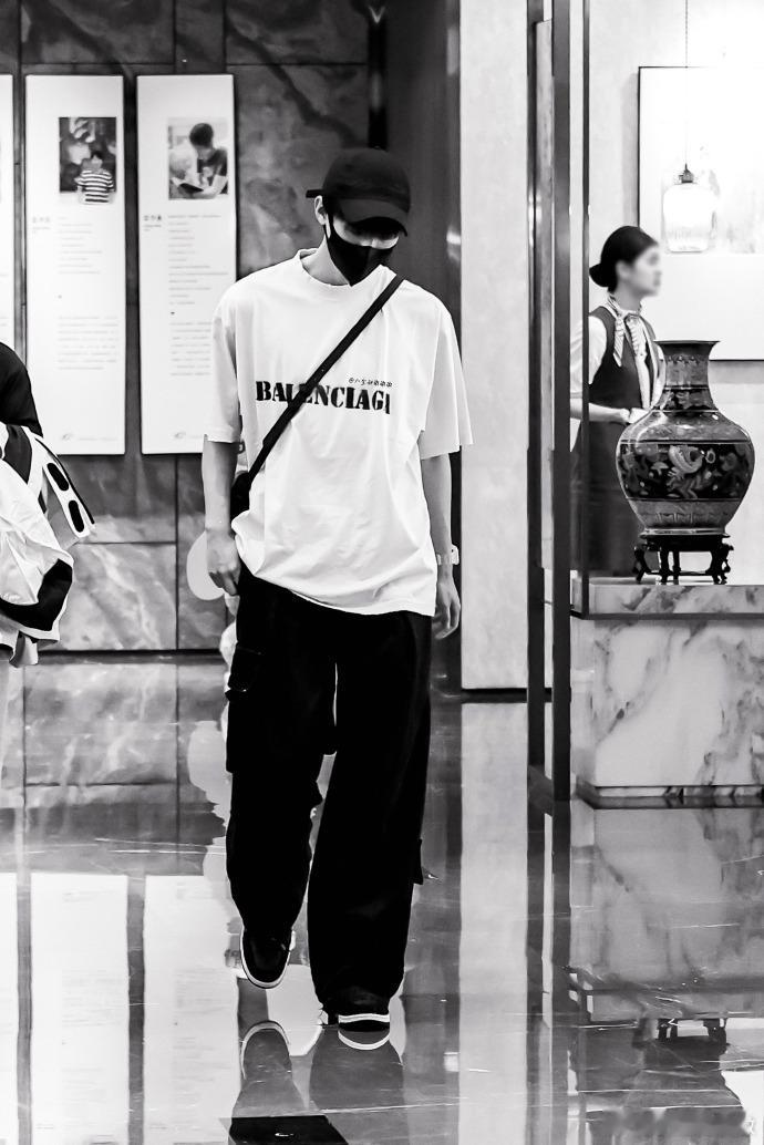 周翊然棒球帽➕T恤青春运动穿搭，今日份机场帅气男大好帅啊！[憧憬] ​​​