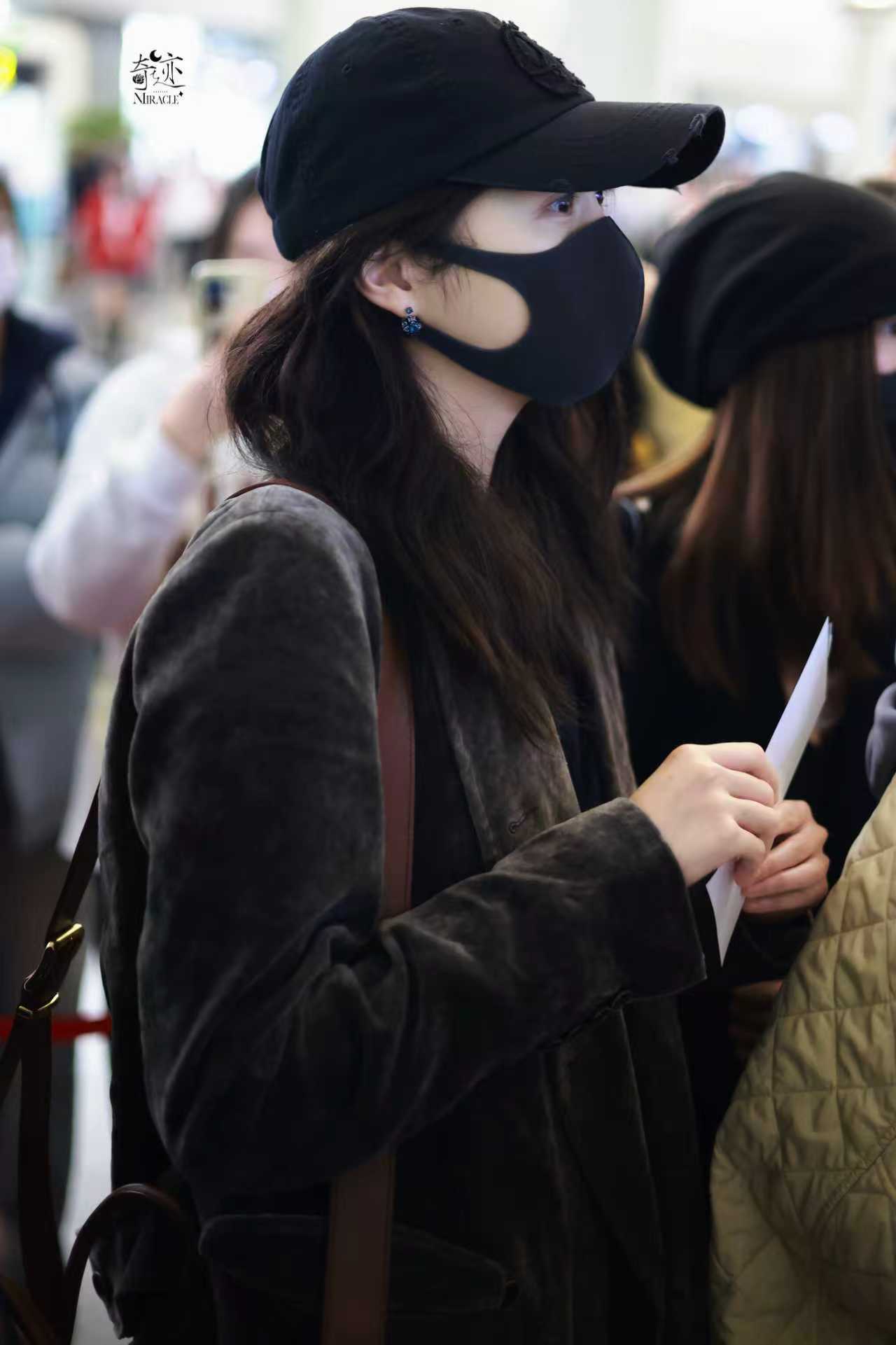 关晓彤黑色棒球帽造型关晓彤今日机场路透来啦~黑色棒球帽造型低调随性，晓彤起落平安