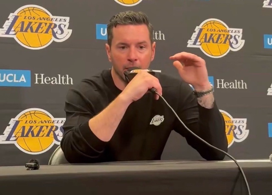 雷迪克称赞勒布朗：“他实在太值得称赞了！”詹姆斯今晚对阵奇才的比赛中，打破了自己