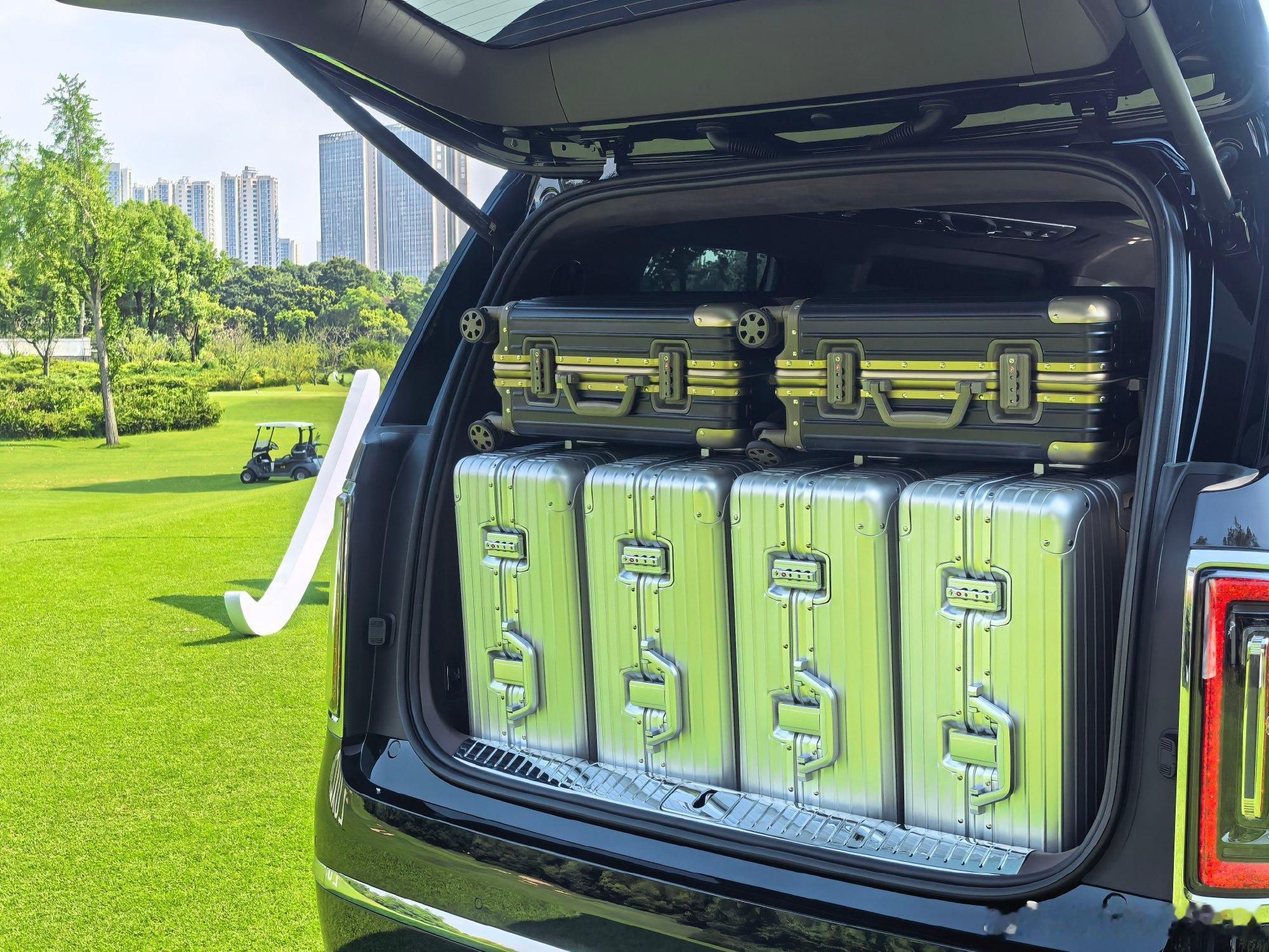 尊界V680和V800作为一个MPV，在坐满三排人的情况下，有这个后备箱表现，真