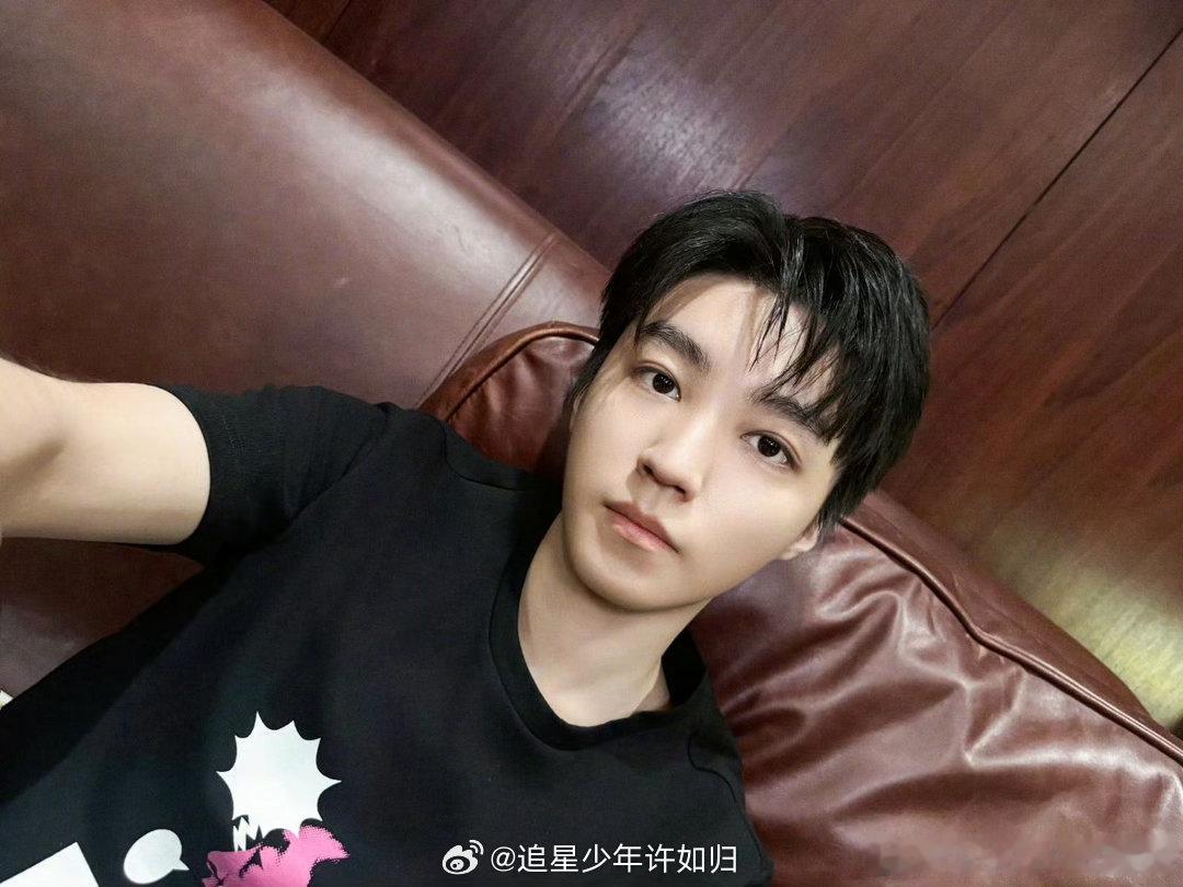 丁程鑫见到王俊凯一秒坐直 丁程鑫上一秒还在松弛状态，看到王俊凯走过来瞬间坐直，那