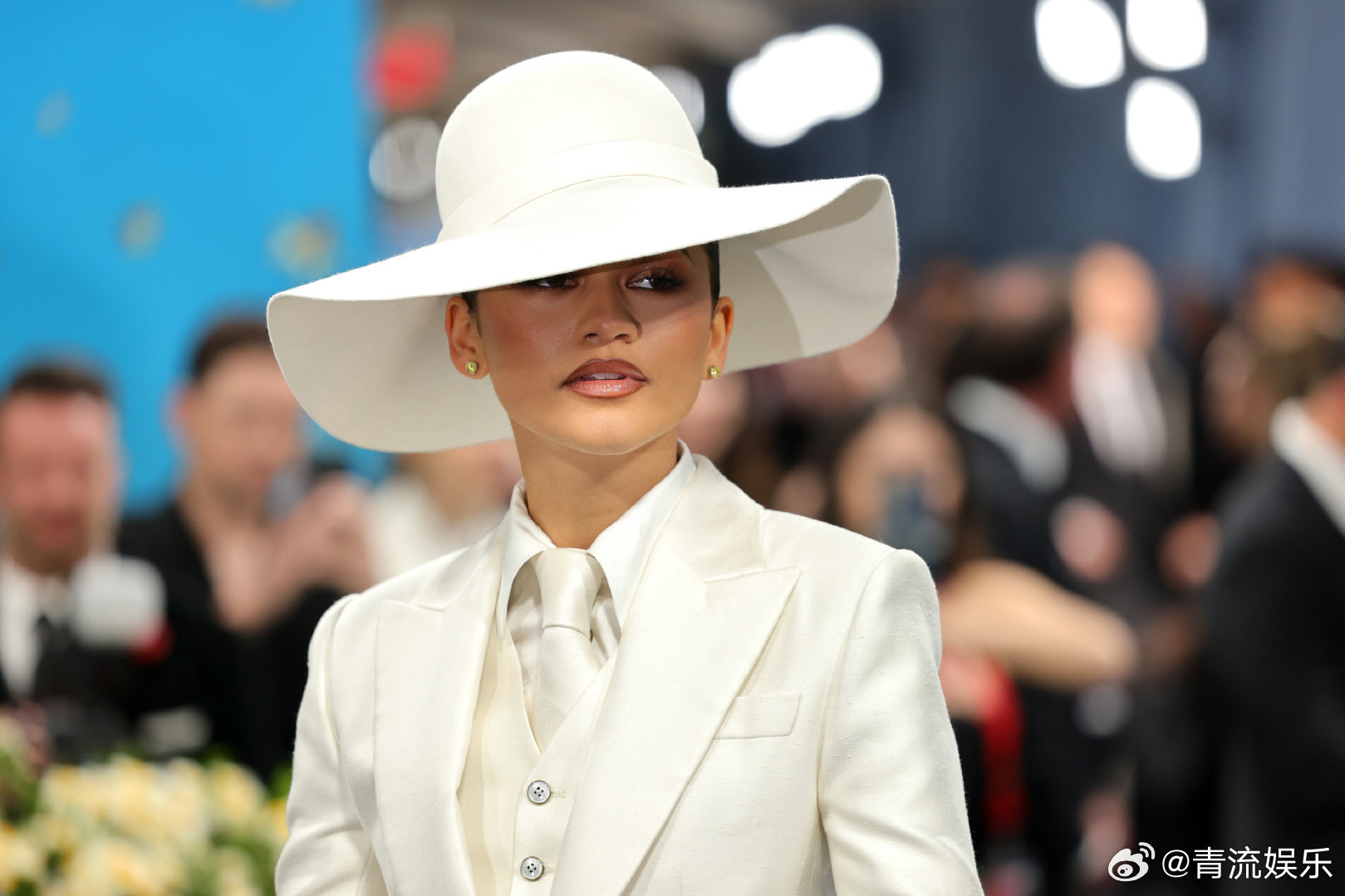 MetGala红毯赞达亚metgala中性造型赞达亚超酷中性风亮相MetGala