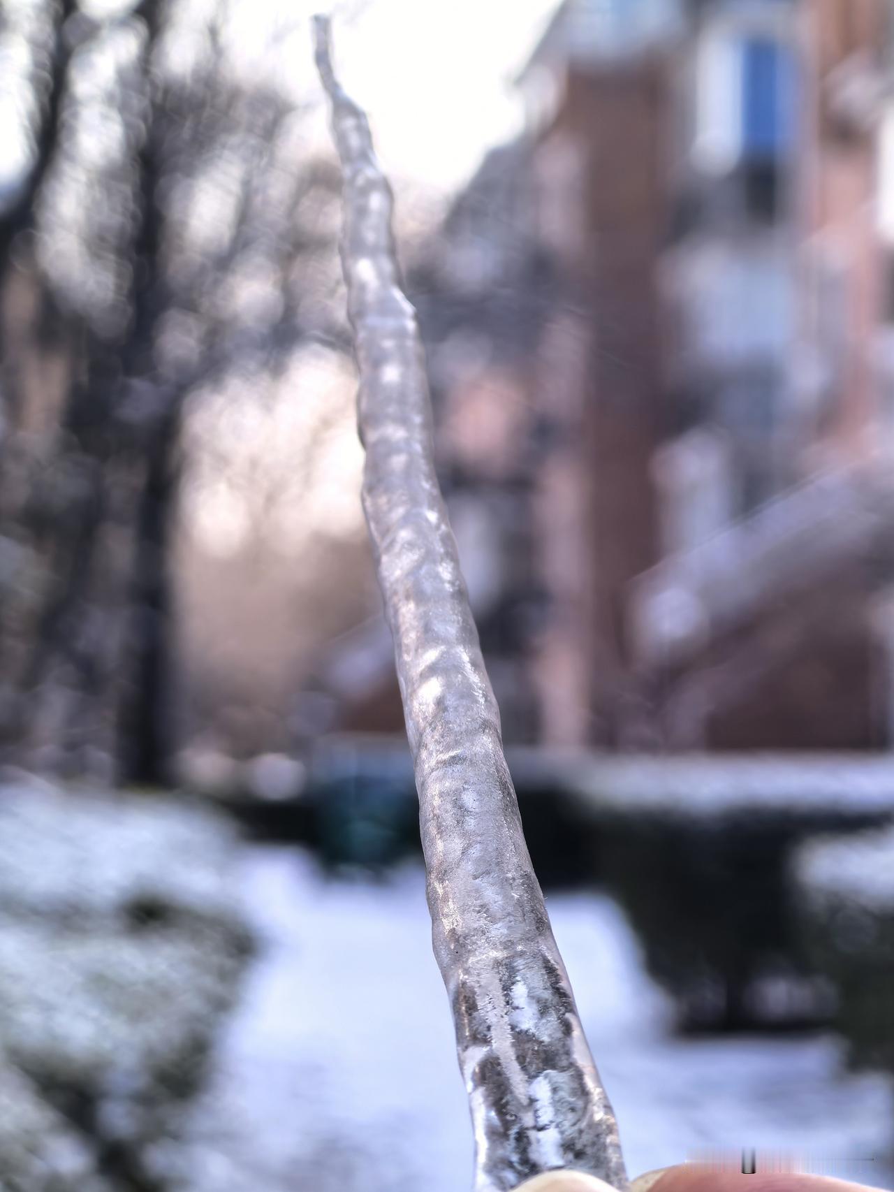 冰棱子，这是北方冬季雪后特有的产物，不管是平房的房檐还是楼房的门洞，甚至一个路边