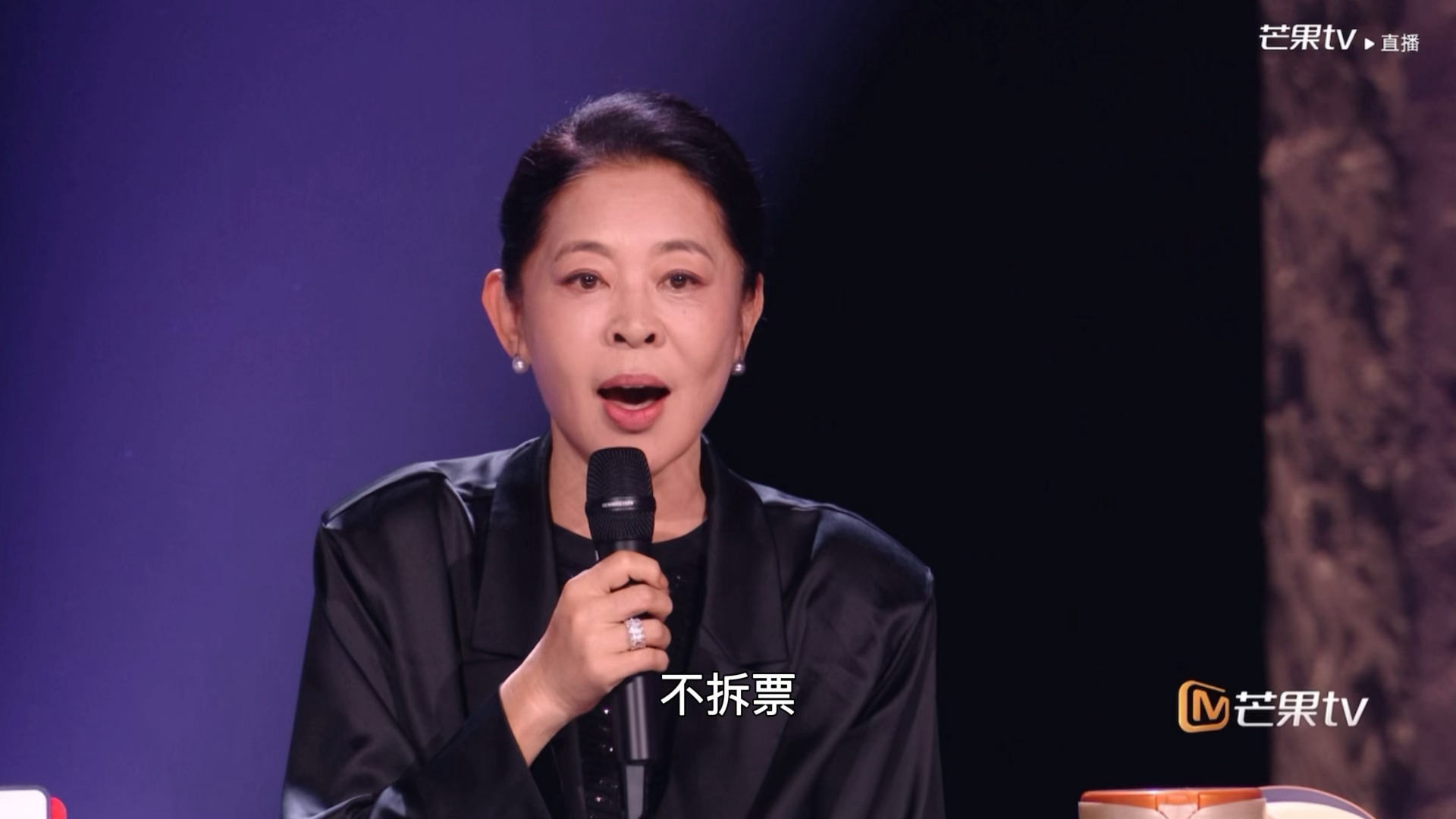 倪萍看到自己被挂在热搜上骂了，今天直播道歉连着说了三遍“我错了”，还读了保证书倪