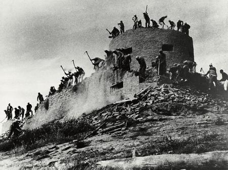 百团大战：八路军打出威风，粉碎日军囚笼政策

抗日战争的烽火在中华大地燃烧，19