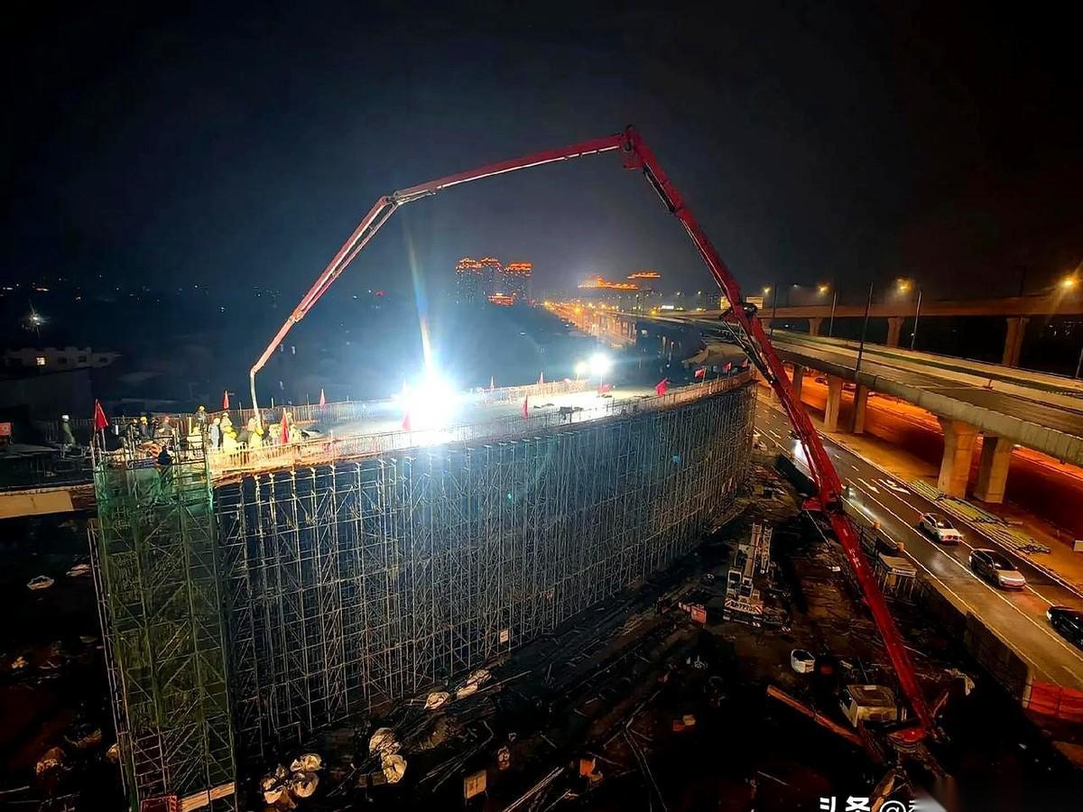 我天，合龙了。
就在刚才，大庆路高架那条“巨龙”，最后一节骨架，咔嚓一下，接上了