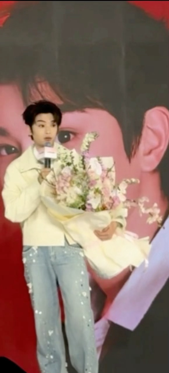 怎么好成这样丁禹兮丢绣球呢丁禹兮送花也要考虑有没有人花粉过敏