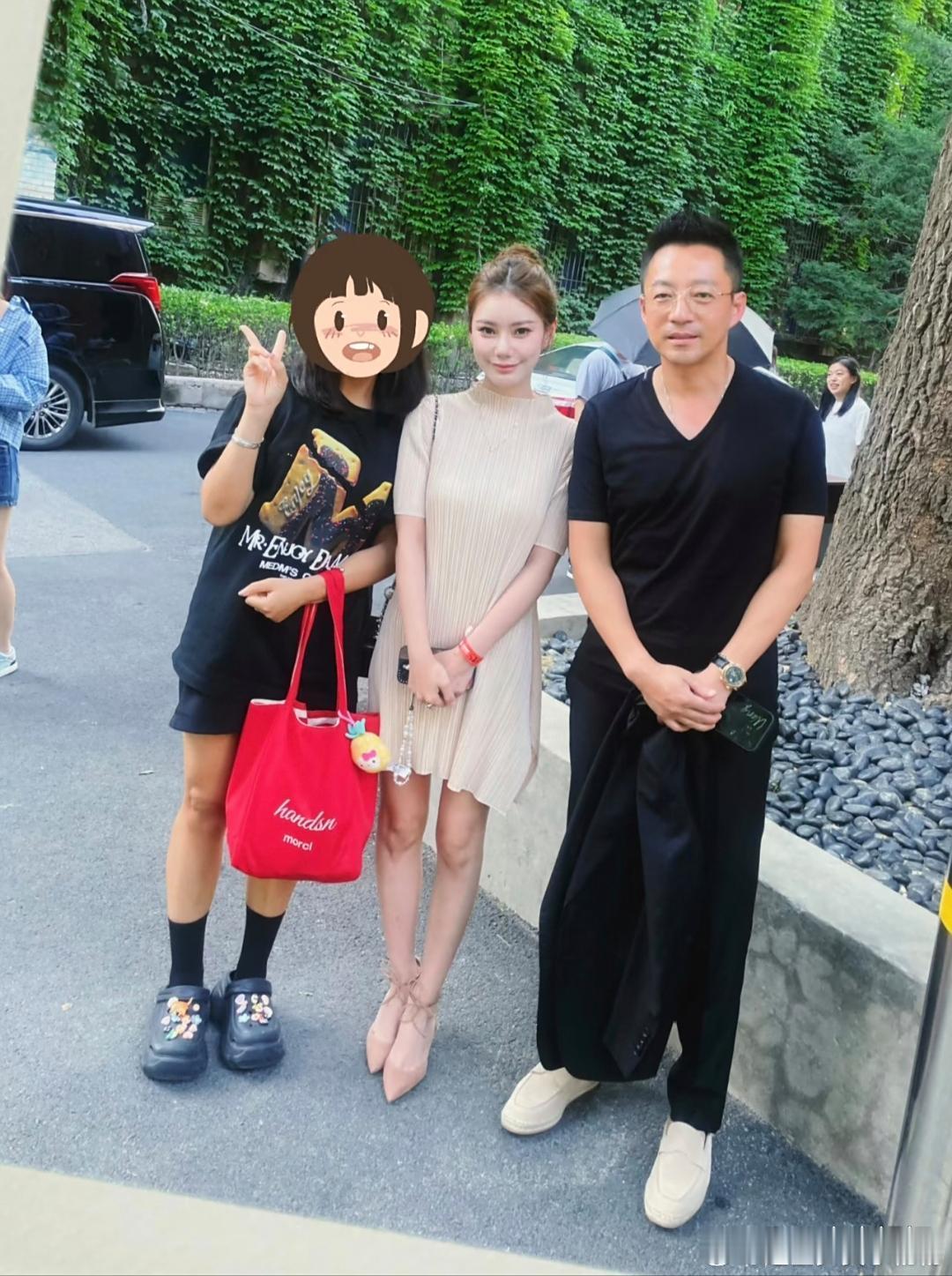 汪小菲和老婆在北京三里屯被偶遇，他的脸色好憔悴，马筱梅的状态很不错，皮服真好，两