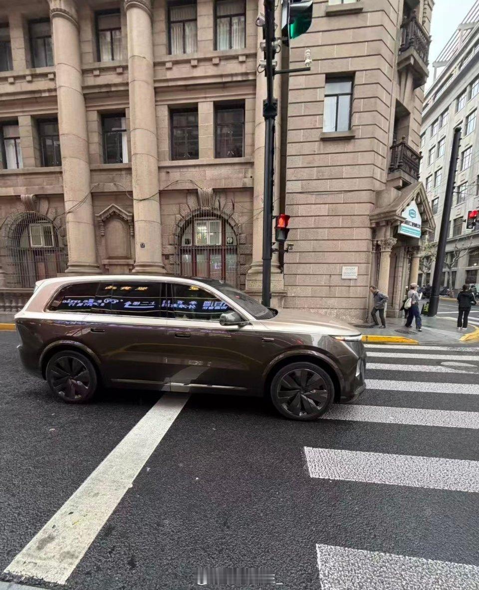 理想 L9 的双拼色，用的是经典色，没有用大色，包括轮毂全系也都没有大饼可以选，