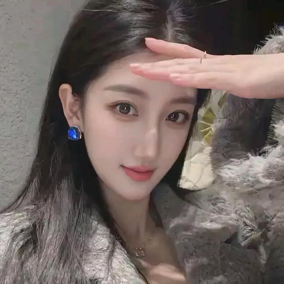 玉人如花照，蓝宝石映眼。花容如宝 玉娇颜 玉颜 景人玉颜 玉人倚花图 玉容颜 玉