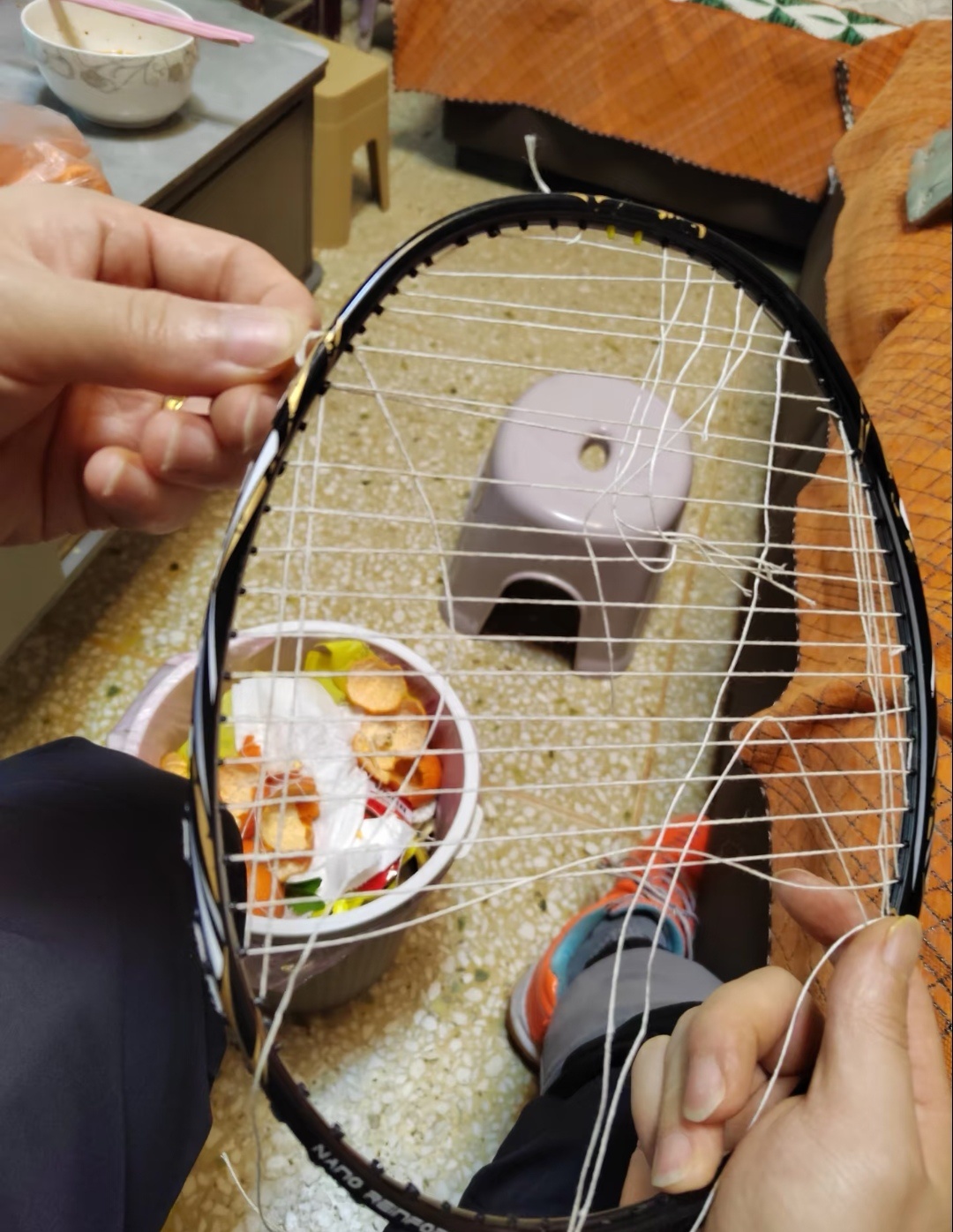 奶奶用棉线补好了我的羽毛球拍 