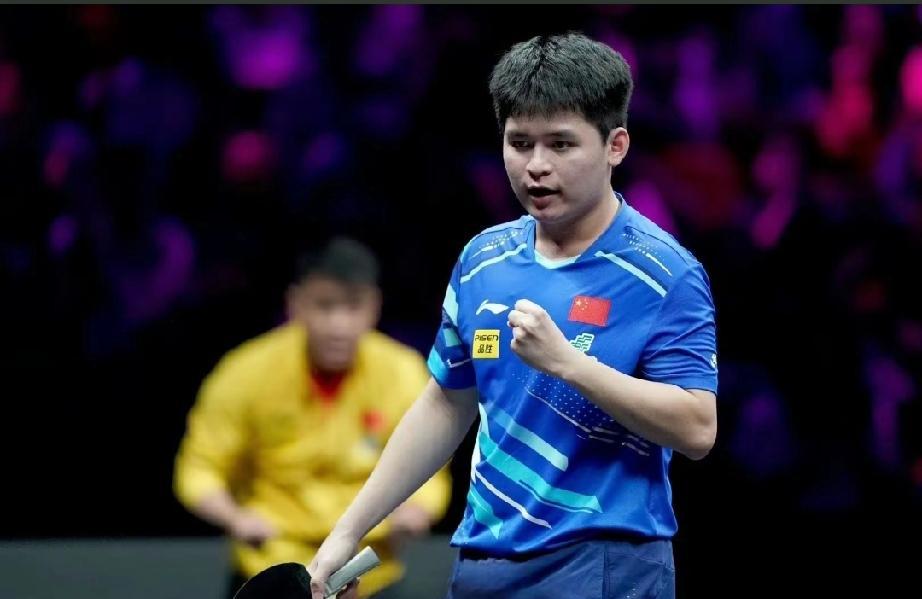 他蹲在工地墙角啃冷馒头，手机里弹出一条消息：你儿子今天在幼儿园画了幅画，叫《爸爸