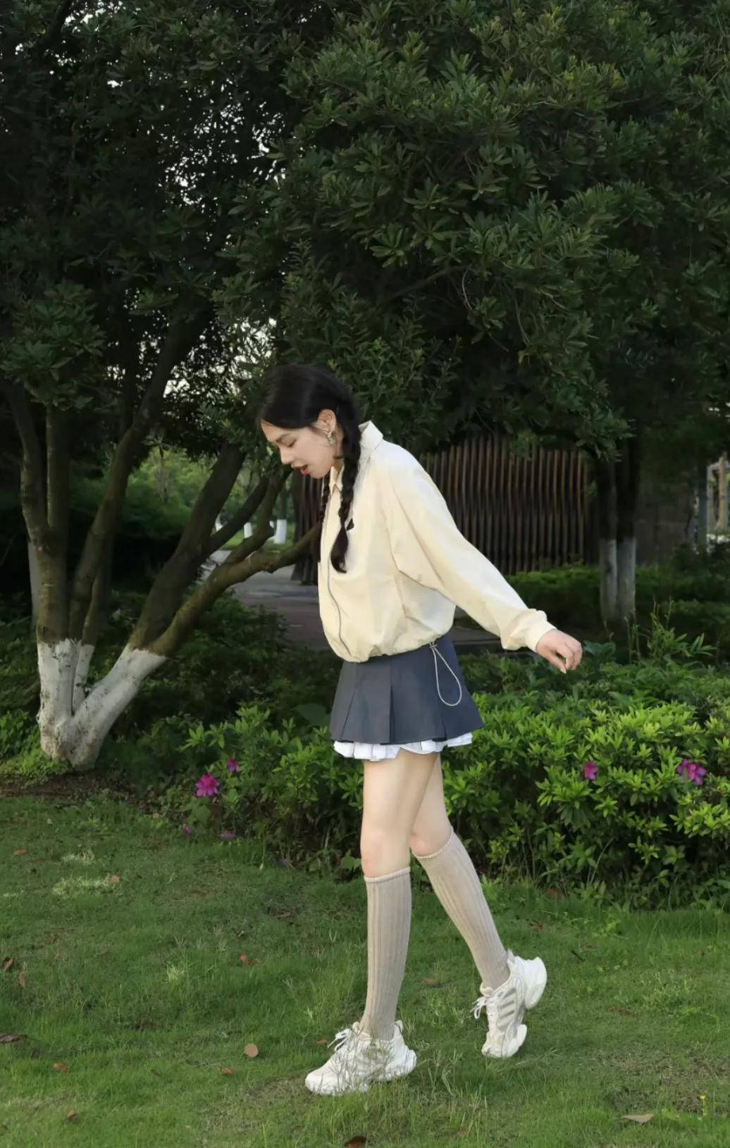 马思纯最新更新状态草坪美照
她真的嫩得好像一个女大学生呀
她的笑起来眉眼弯弯的
