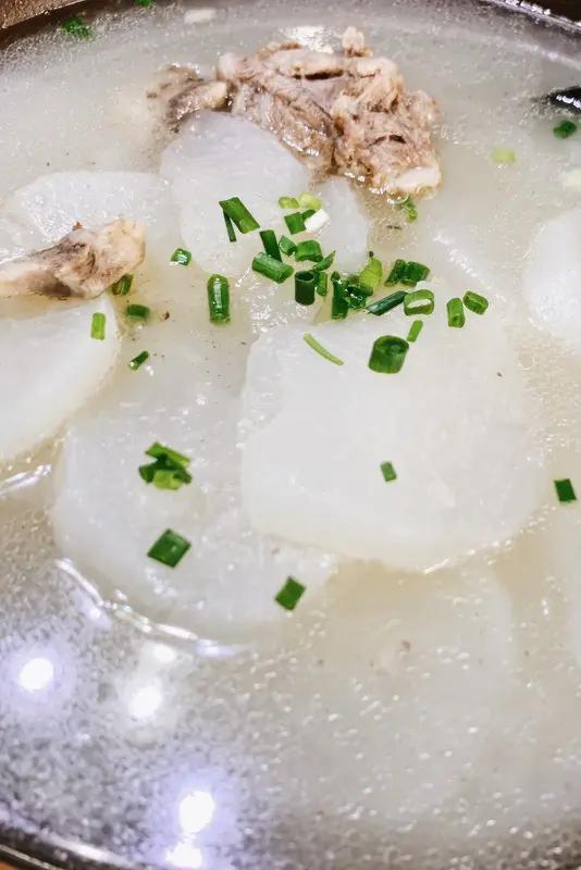 我吃了一半出去买花卷，回来汤却没了。原来是屋里的以为我吃完倒掉了，发现有排骨才知