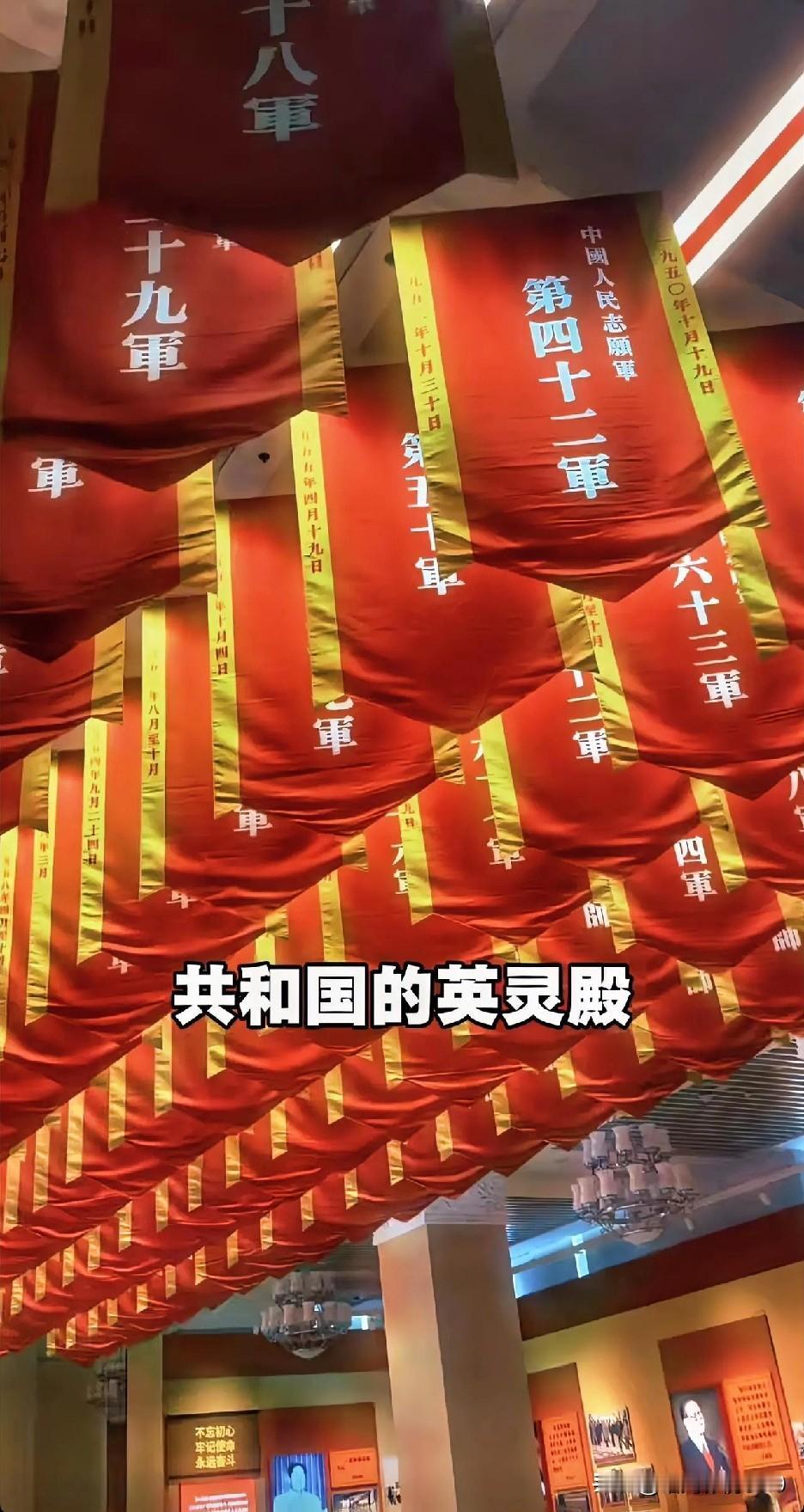 你们去任何寺庙，他坐着，却让你跪着！只有烈士陵园，他们躺着，让你有尊严的站着！