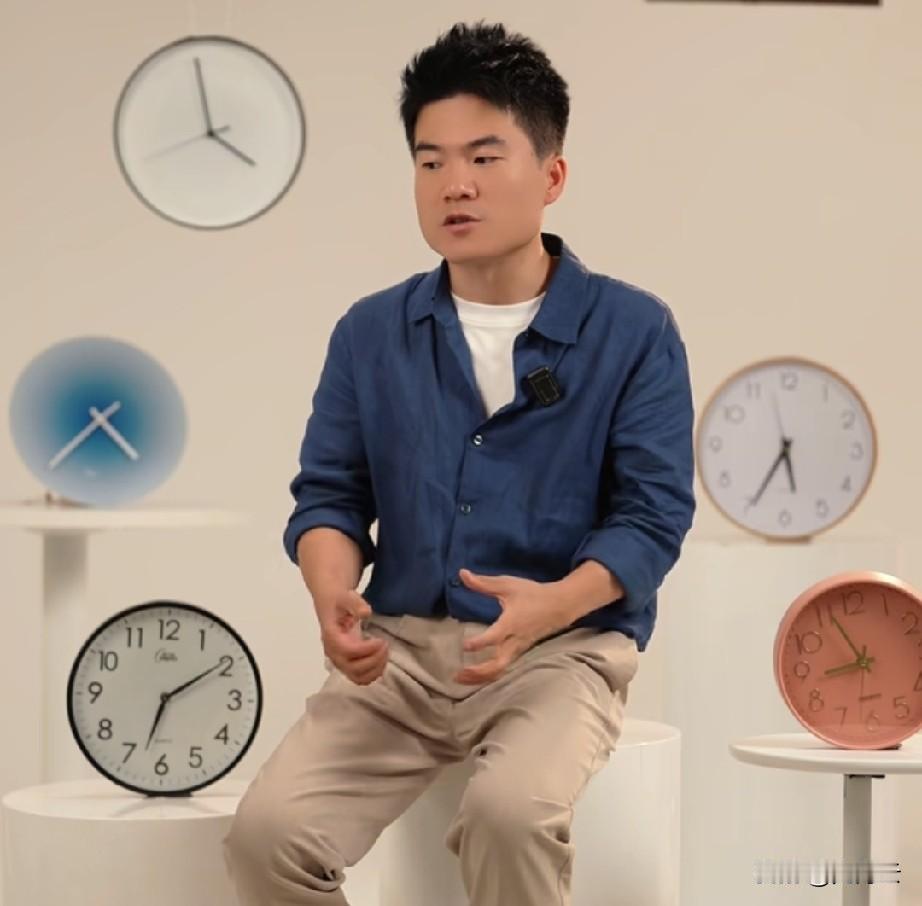 董宇辉回顾四年前的自己，觉得那时的自己神采飞扬，但很幼稚。这是他经历事事后的自谦