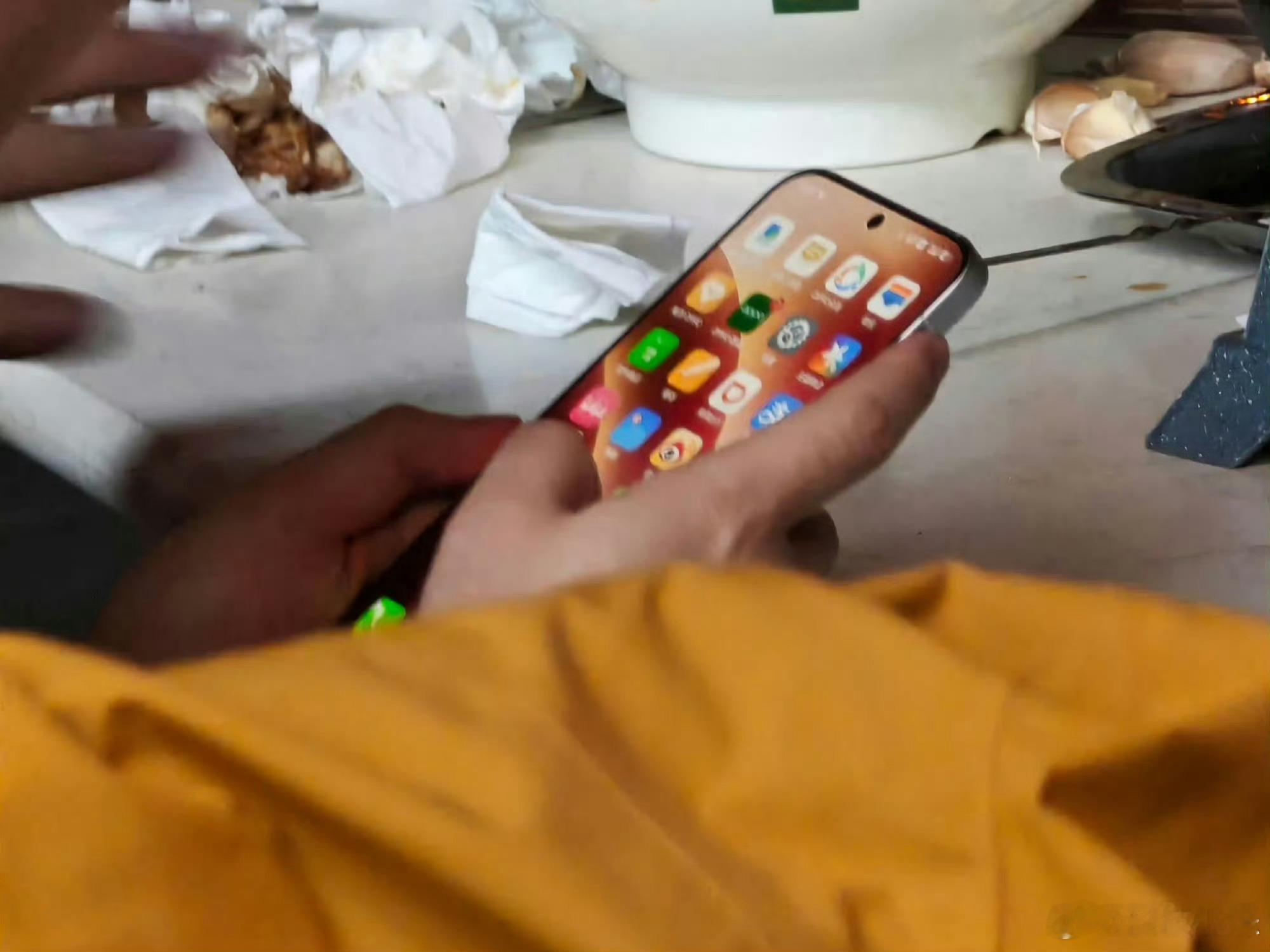 OPPO Find X8真机照片全面流出，背部设计和之前曝光的基本一致。居中大圆