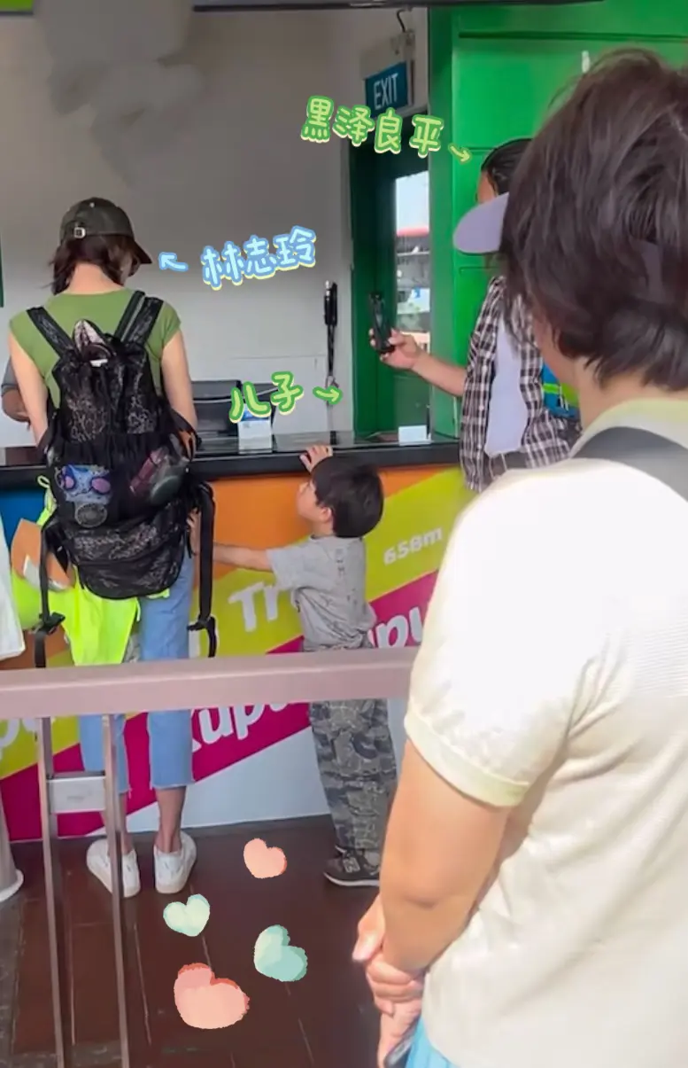 林志玲一家三口现身新加坡，儿子侧颜好萌。小家伙拉着妈妈衣服跟妈妈互动...