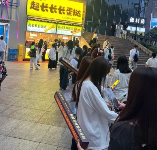 超长蛋挞的爆火就注定了它的难吃，鲍师傅9月20日上架了超长蛋挞，8天卖掉了70万