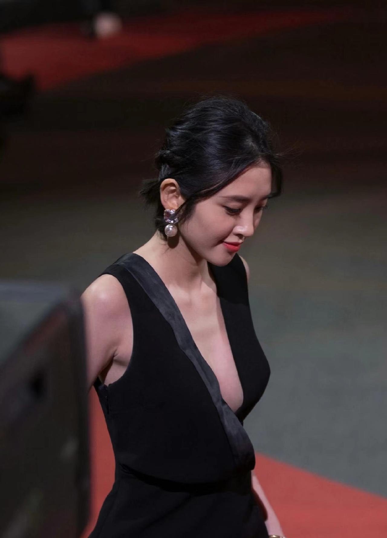 唐艺昕黑色礼服。

我始终记得一句话，嫁对了是爱情，嫁错了是青春，所以女人一定要