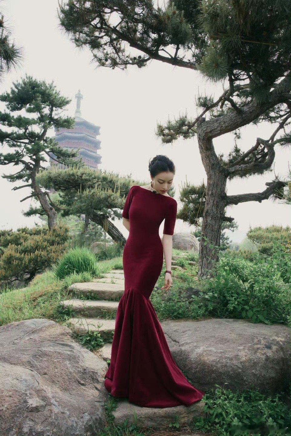 倪妮油画女郎 倪妮的油画造型太绝了！精致五官在光影下熠熠生辉，慵懒高贵的气质溢出