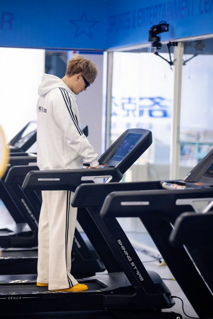 黄晓明说黄子韬胖了黄晓明在线爆料黄子韬 黄晓明在线拆台黄子韬，一句胖了直接戳穿，