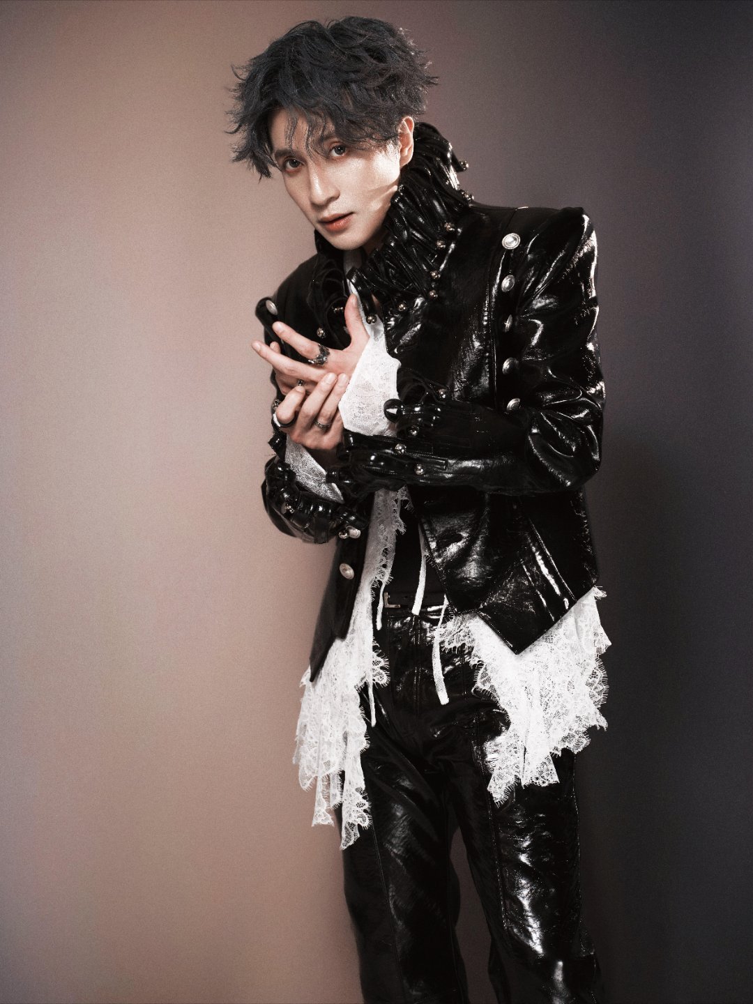 薛之谦万兽之王官宣青岛站 终于等到薛之谦演唱会青岛站了。连开6场，是谁又幸福了！