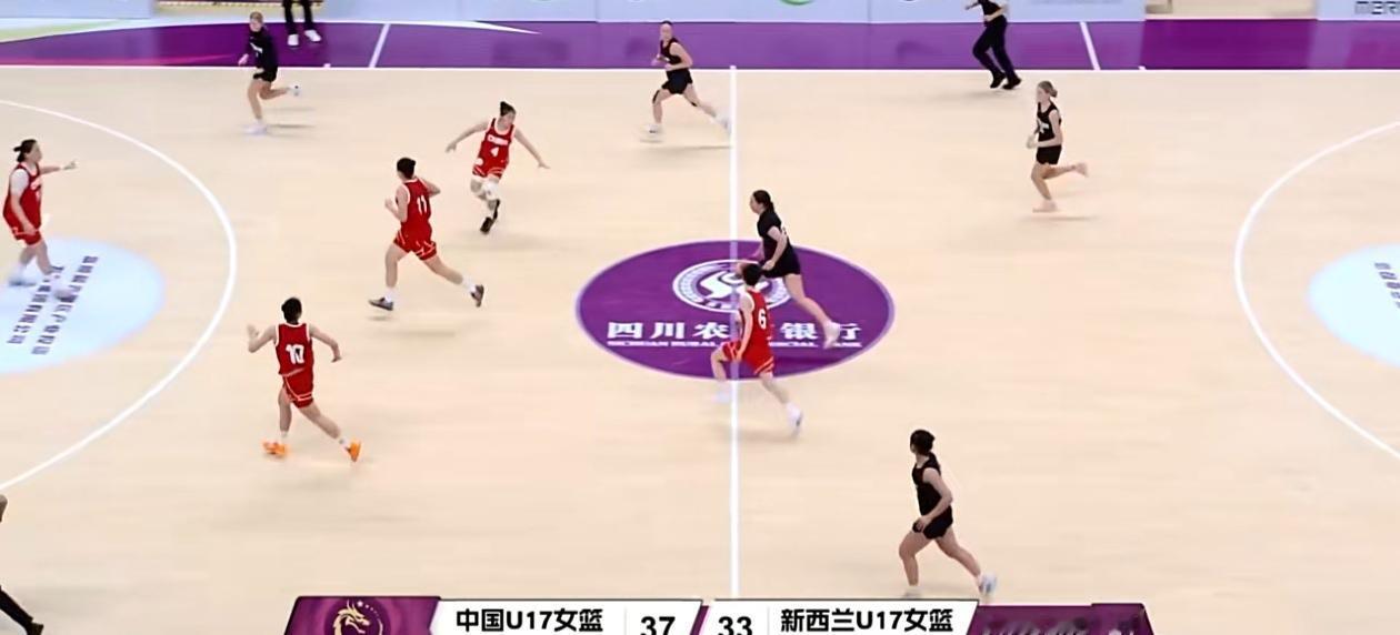 不喜欢看足球世界杯的篮球迷可以看一看中国女篮U17的热身赛。现在抖音上很多都在直